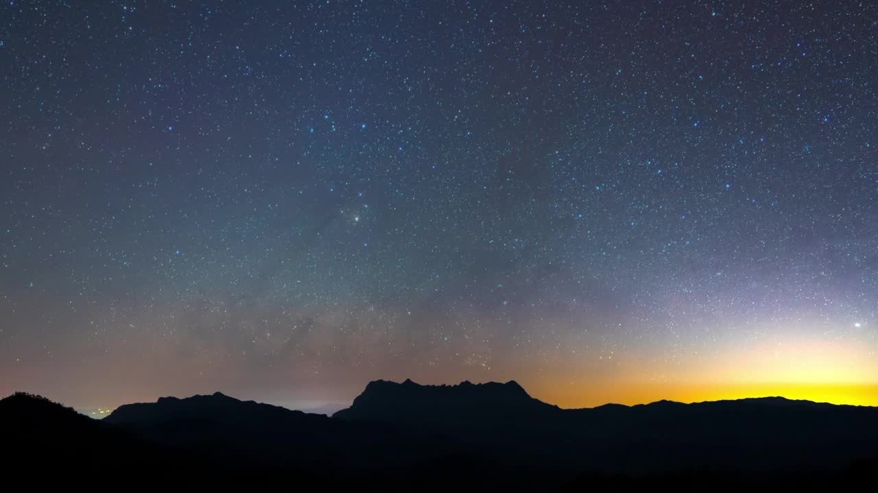 泰国清迈的时间推移银河和山脉和Doi Luang Chiang Dao山视频素材