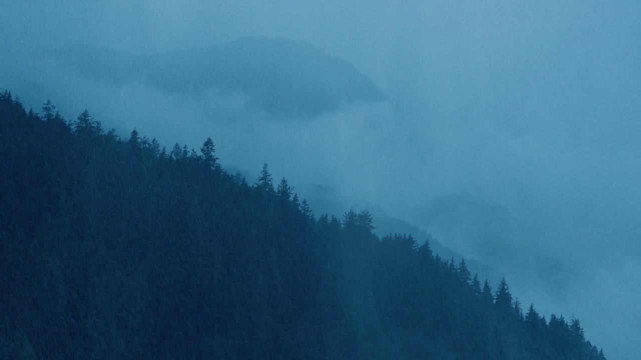 荒野中山坡上的大雨视频素材