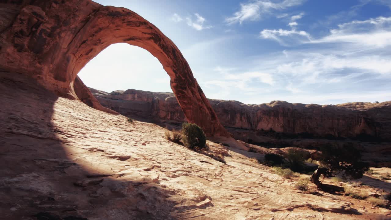 在美国西南部旅行:科罗纳和蝴蝶结拱门，摩押，犹他州视频素材