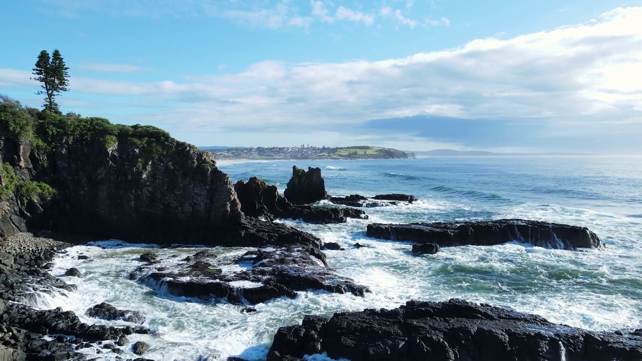 独特的FPV飞过高耸的玄武岩形成之上崎岖的海景海岸线。移动的无人机视频素材