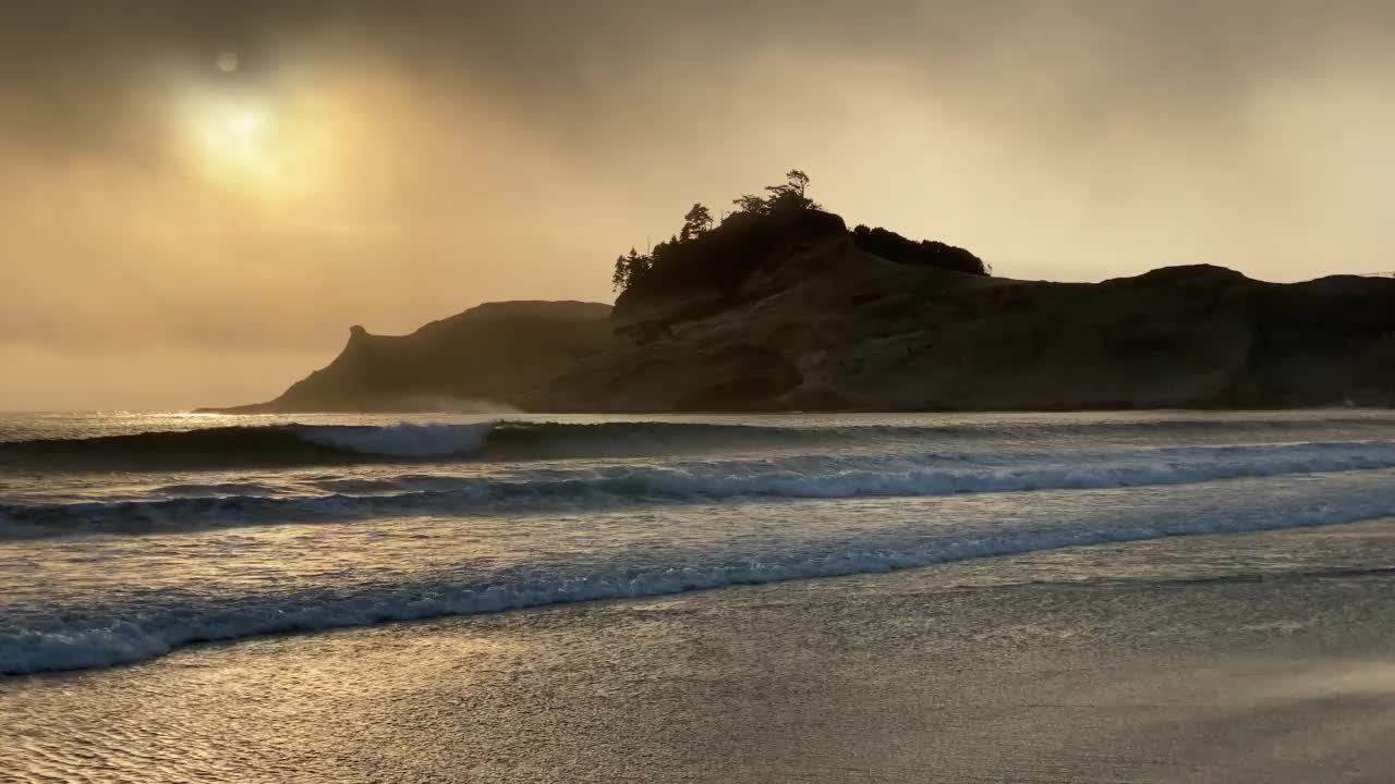 基旺达角的俄勒冈海岸遭遇戏剧性的大雾和海浪视频素材