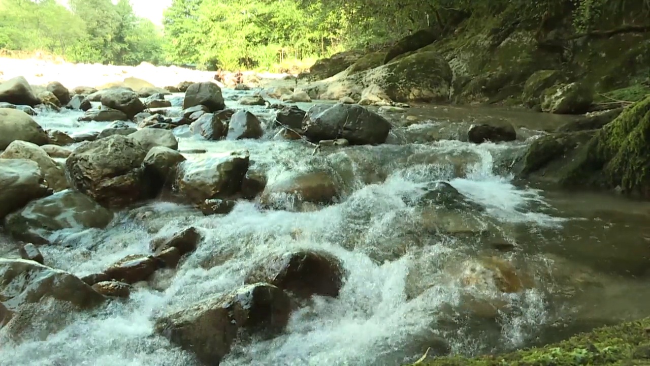 岩石山脉河流。一大股水流从岩石上倾泻而下视频素材