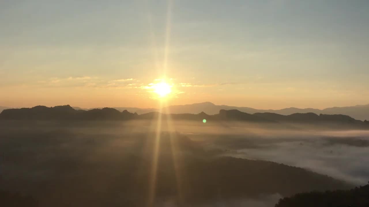 金色的蓬松的云轻轻移动在天空和阳光透过云层与山脉在背景。视频素材