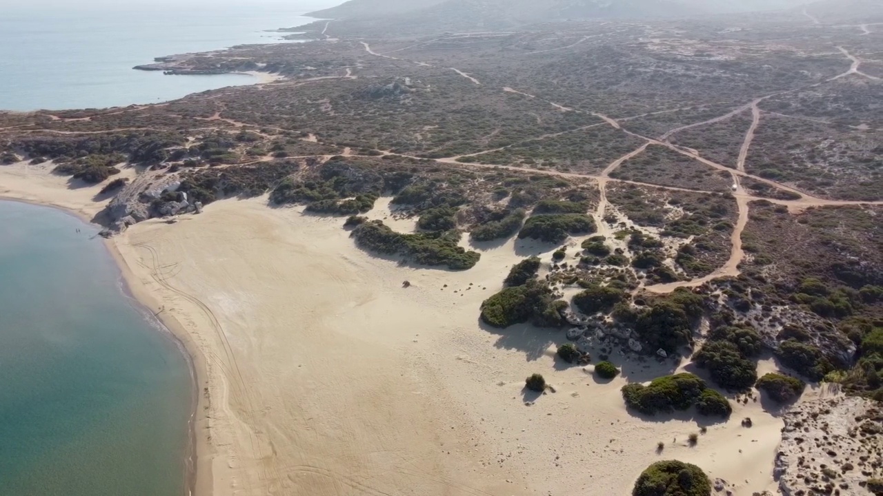 无人机拍摄的空中鸟瞰的秘密海滩Agios Georgios，罗兹，十二岛，希腊视频素材