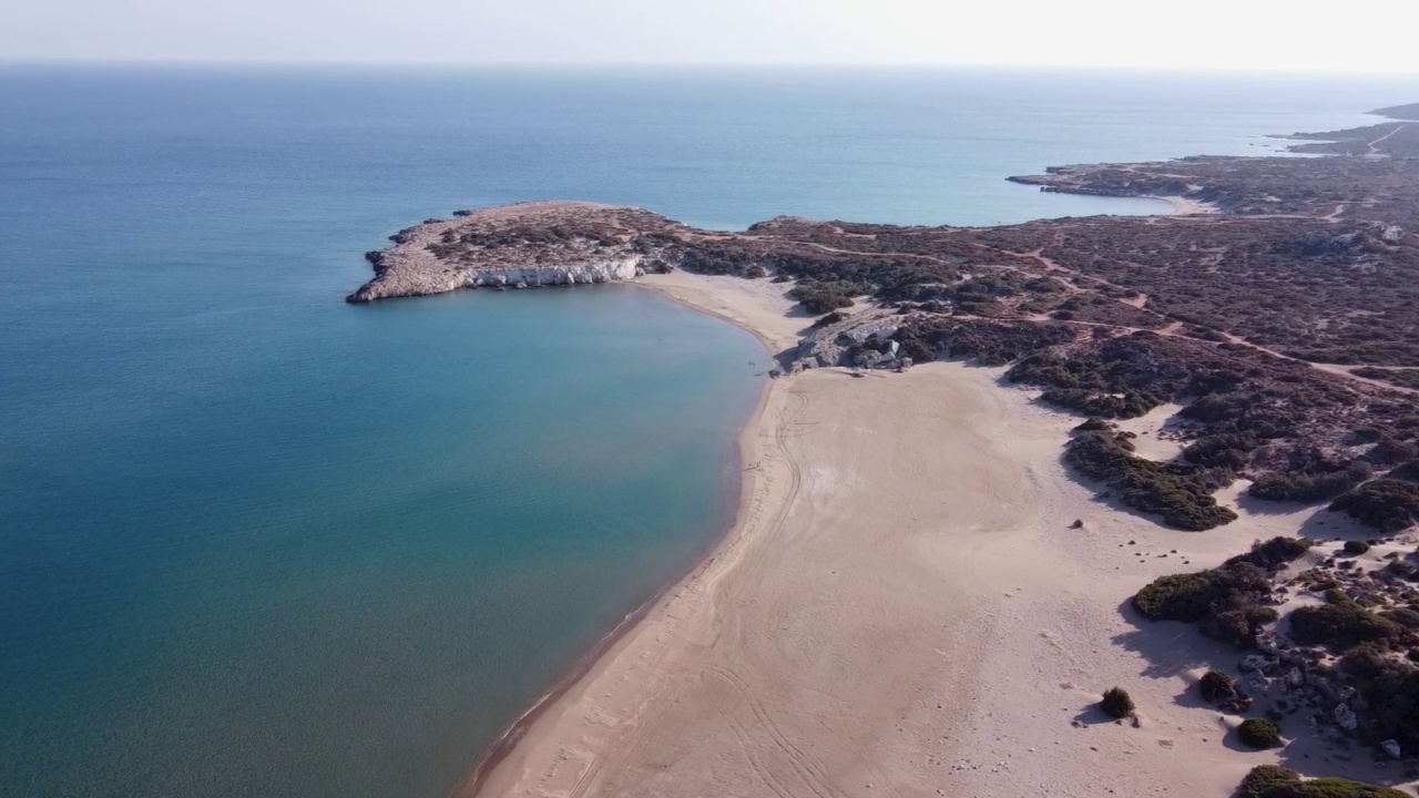 无人机拍摄的空中鸟瞰的秘密海滩Agios Georgios，罗兹，十二岛，希腊视频素材