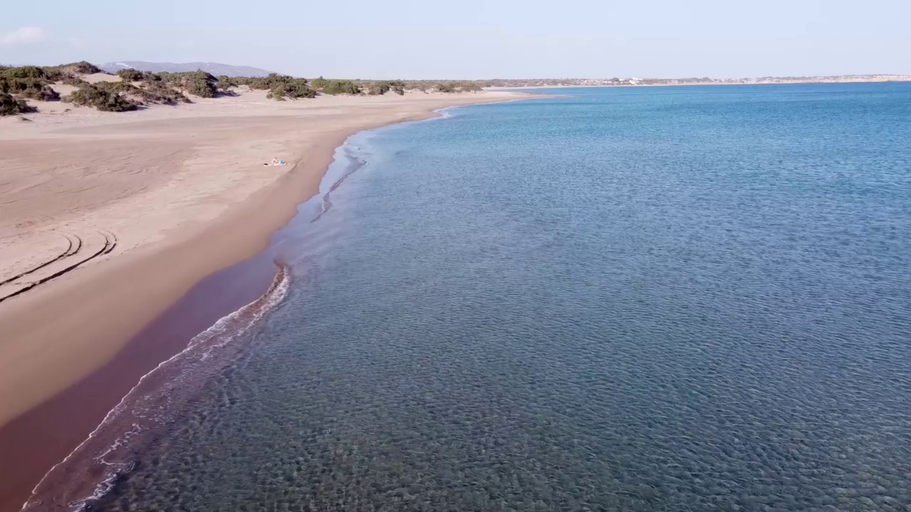 无人机拍摄的空中鸟瞰的秘密海滩Agios Georgios，罗兹，十二岛，希腊视频素材