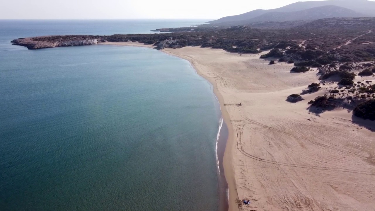 无人机拍摄的空中鸟瞰的秘密海滩Agios Georgios，罗兹，十二岛，希腊视频素材