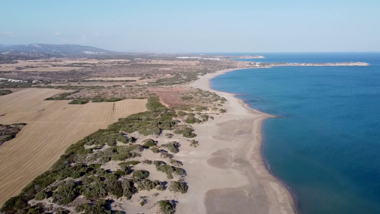 无人机拍摄的空中鸟瞰的秘密海滩Agios Georgios，罗兹，十二岛，希腊视频素材