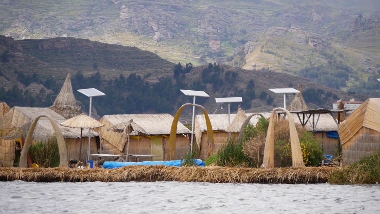 秘鲁的喀喀湖上，乌鲁原住民的漂浮芦苇岛视频素材