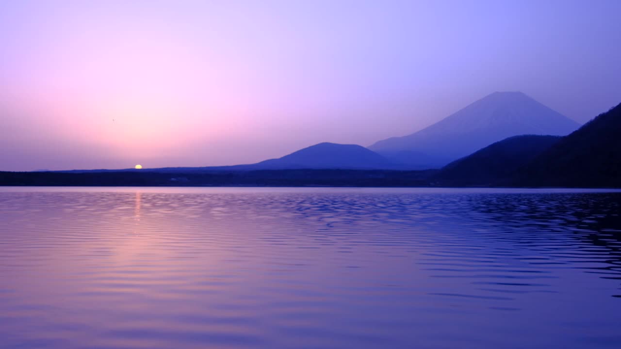 富士山和日出在春天的雾霾从元津湖视频素材