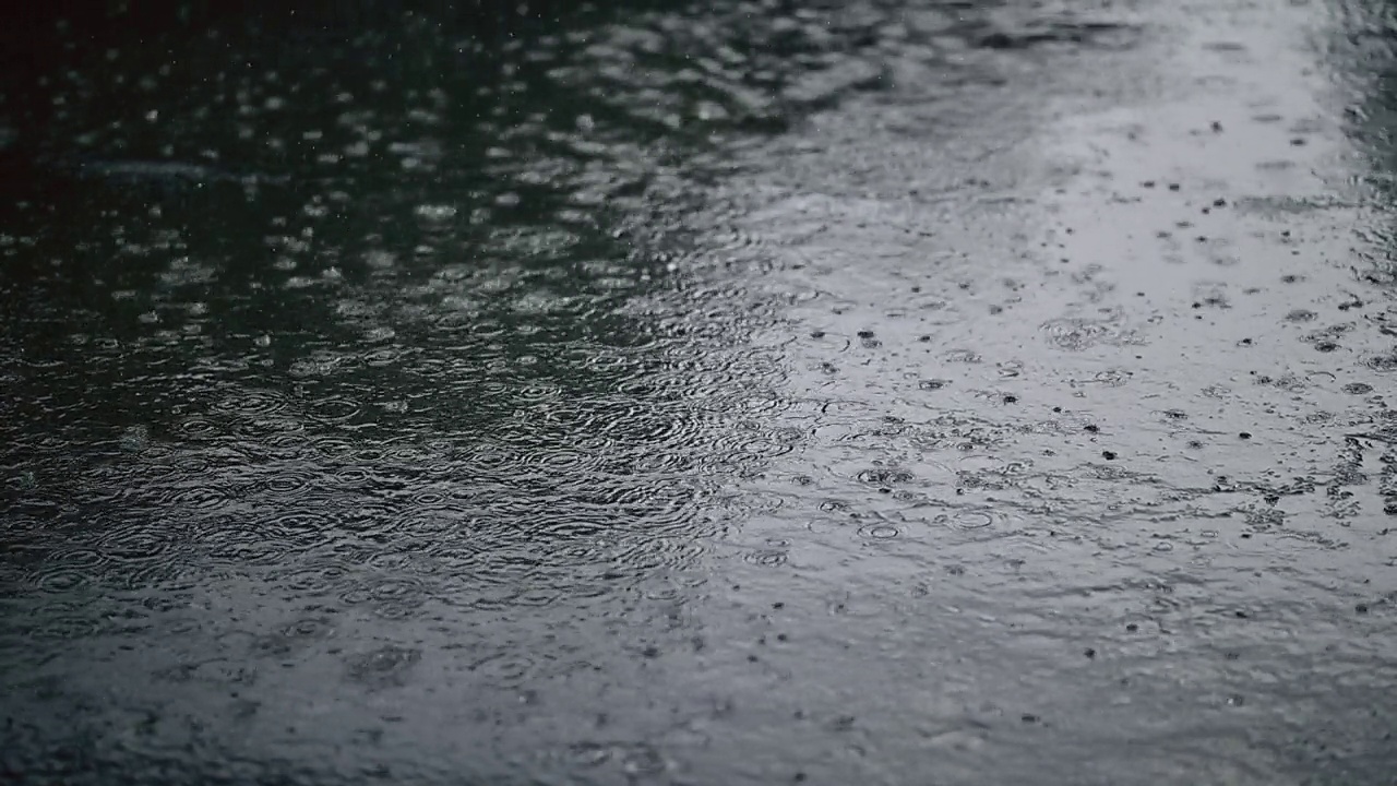 雨点慢慢地落在地上。在雨季和暴风雨季节视频素材