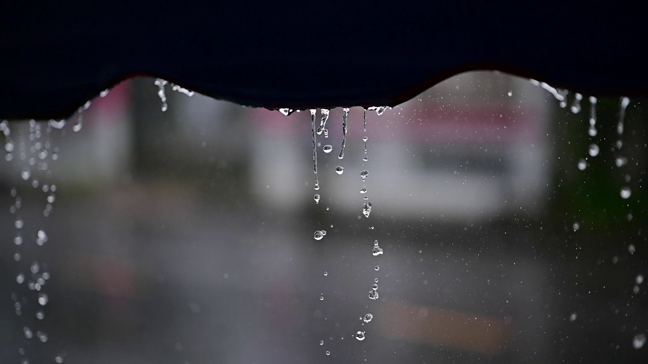 雨点慢慢地落在地上。在雨季和暴风雨季节视频素材