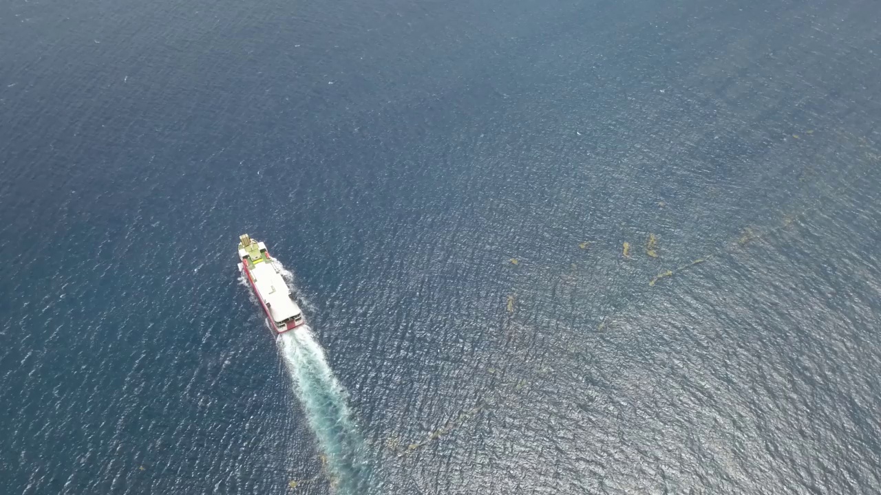 航拍货物和旅客渡轮航行平静的海洋视频素材