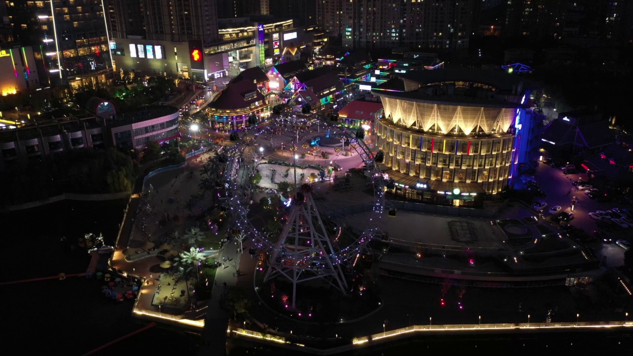 夜晚的湖畔城市景观视频素材