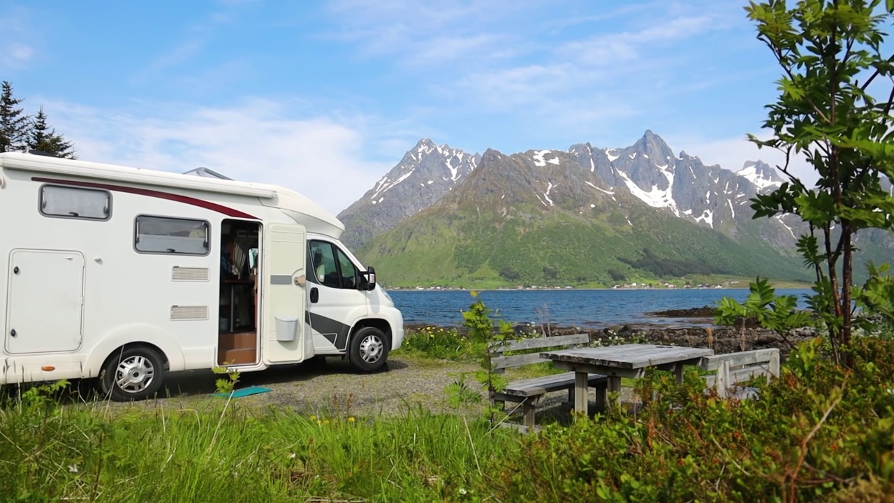 家庭度假旅行房车，度假房车视频素材