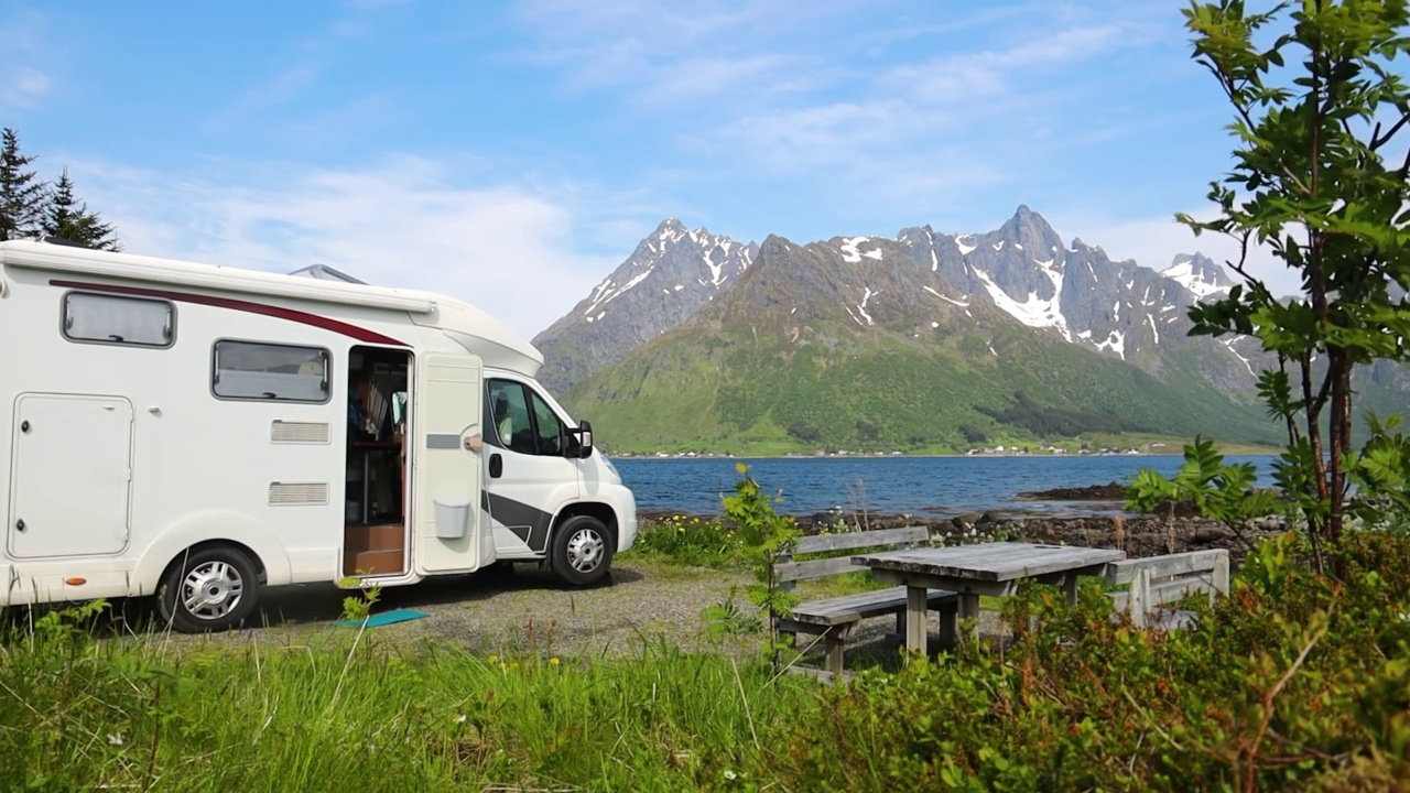 家庭度假旅行房车，度假房车视频素材