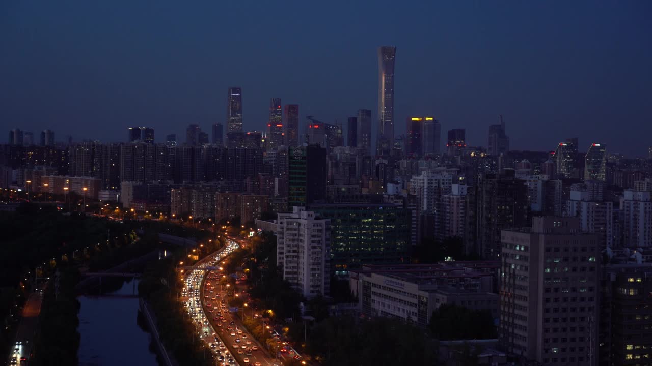 北京繁忙的夜间交通和城市景观视频素材