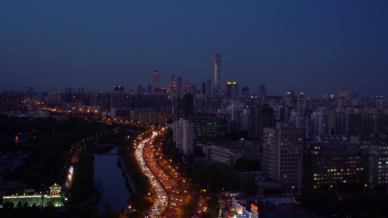 北京繁忙的夜间交通和城市景观视频素材