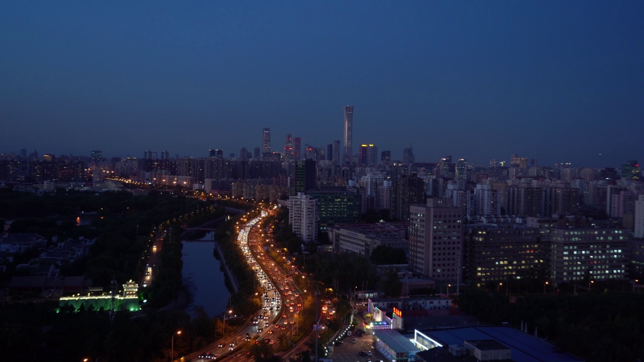 北京繁忙的夜间交通和城市景观视频素材