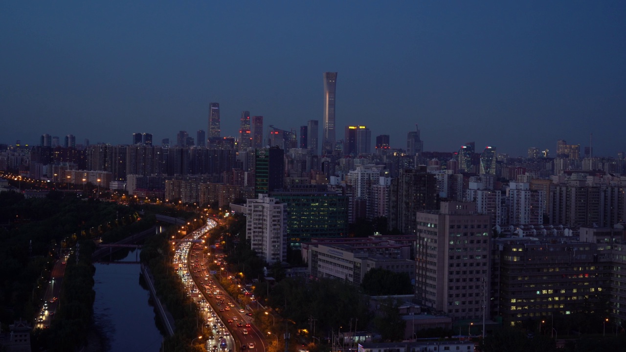 北京繁忙的夜间交通和城市景观视频素材