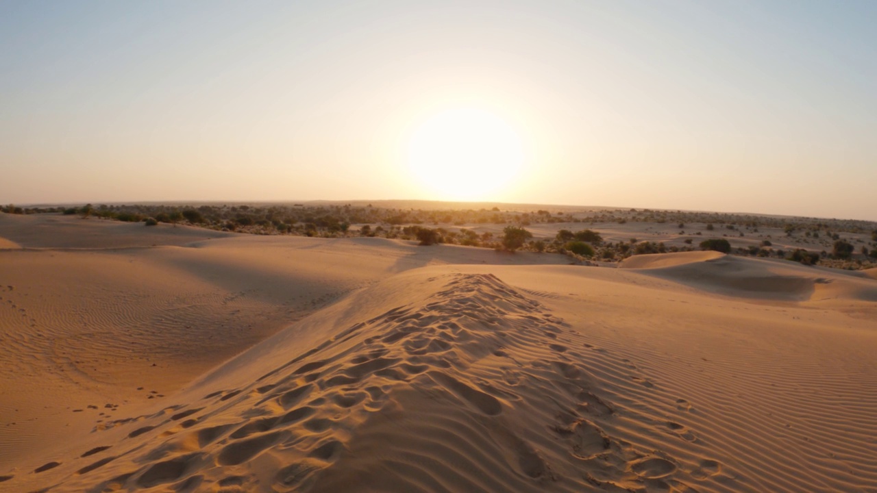 在印度拉贾斯坦邦Jaisalmer的塔尔沙漠拍摄的萨姆沙丘。在沙漠的沙丘上观赏日落。沙漠背景。视频素材