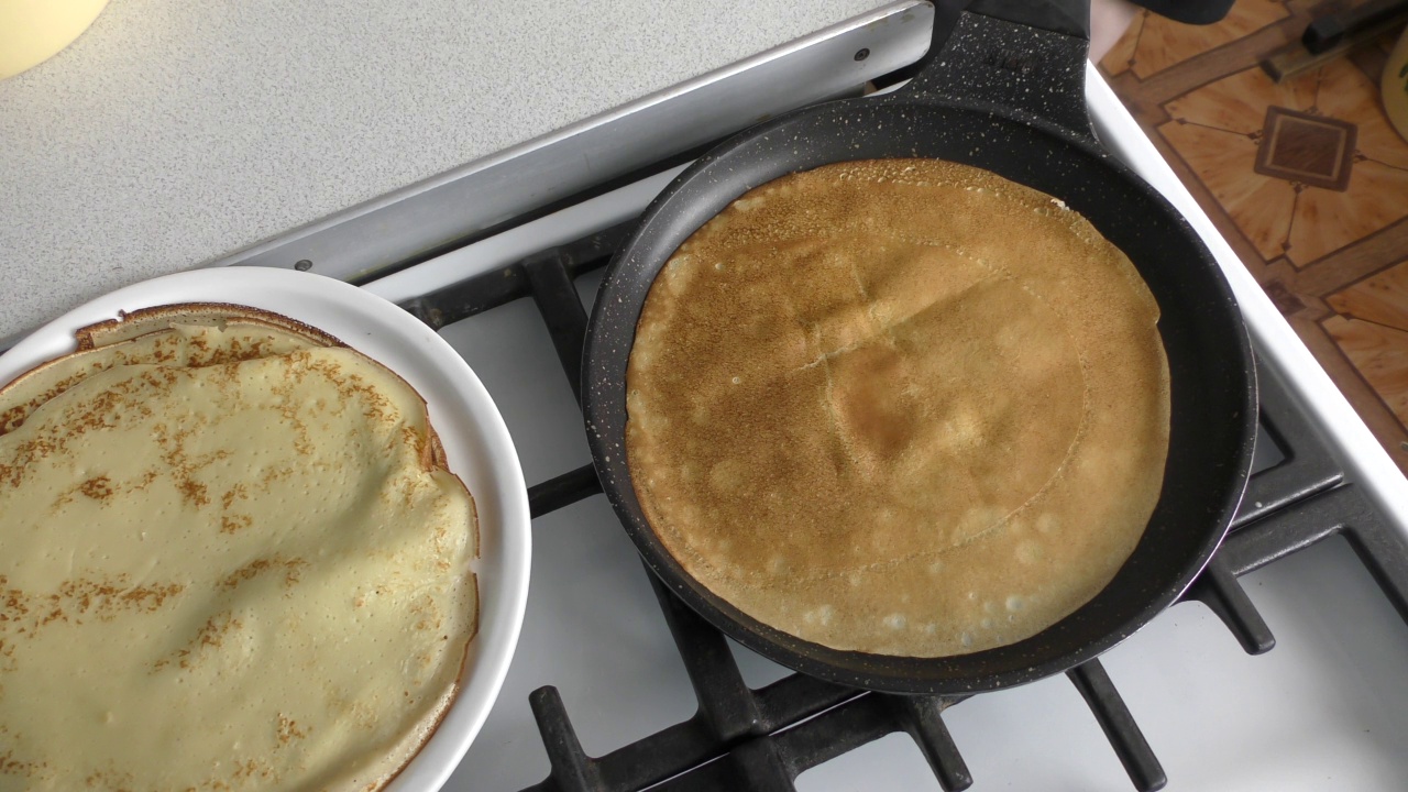 厨师烤煎饼当早餐视频素材