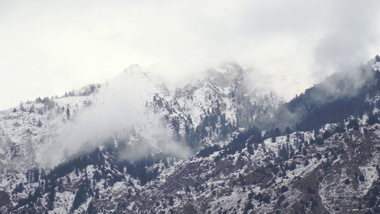 白雪皑皑的山峰和引人注目的多云景观。视频素材