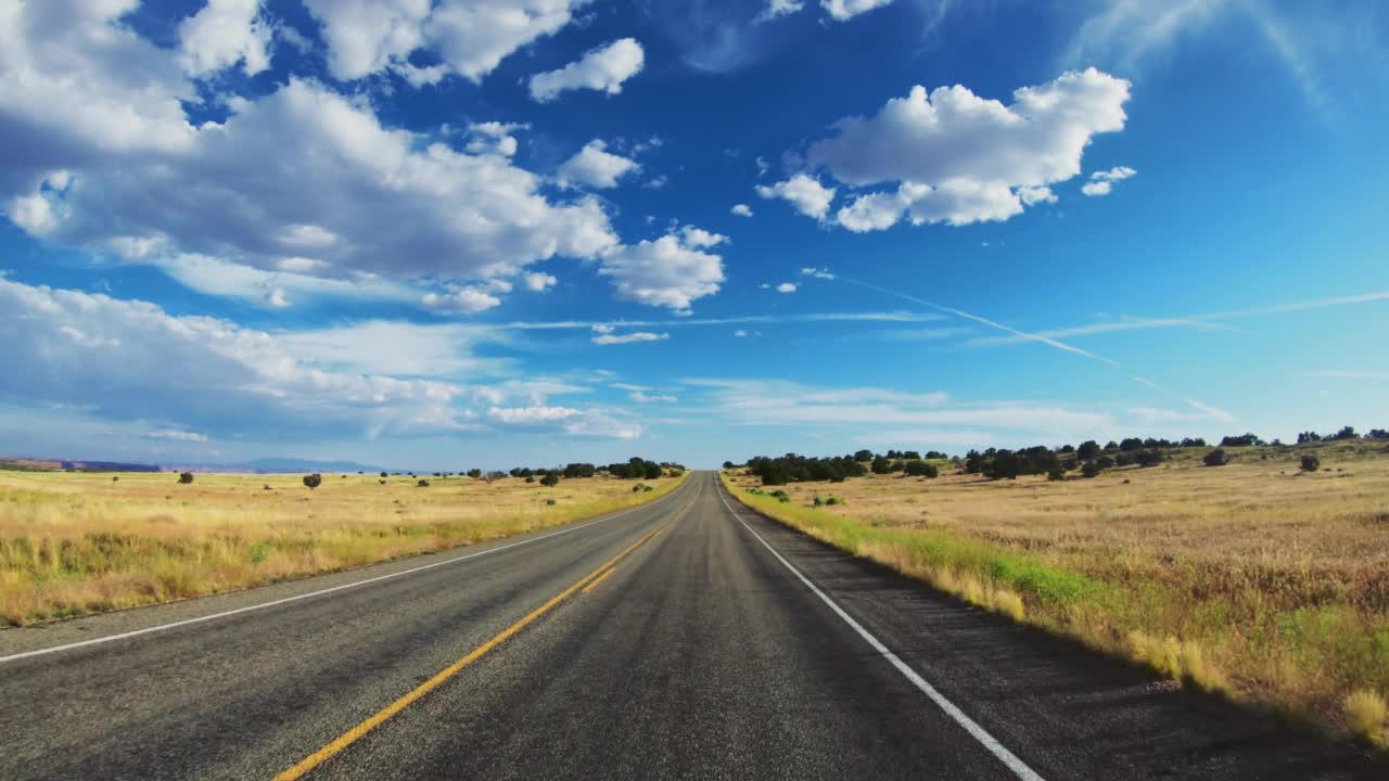 美国的夏日户外旅行:在大西南部的高速公路上驾车视频素材