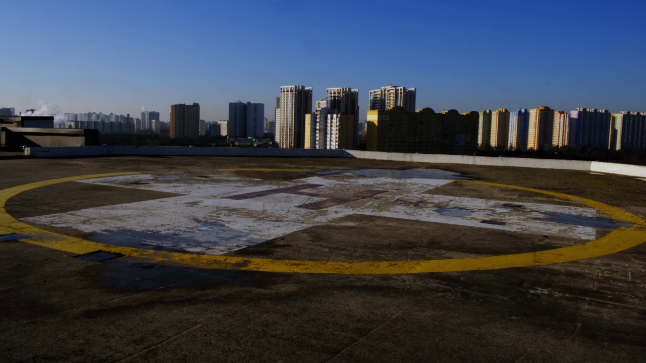 在城市的一个建筑的屋顶上的直升机停机坪的视图。视频素材