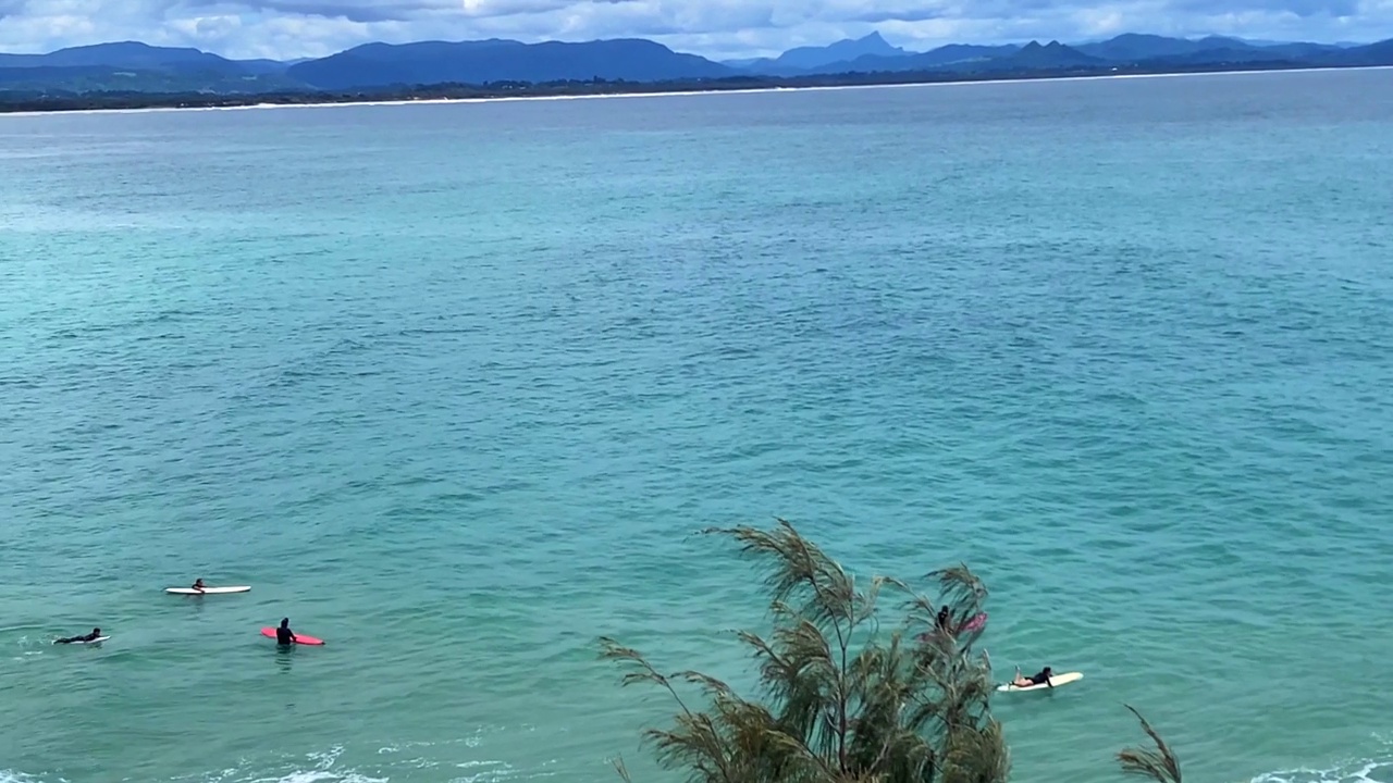 冲浪海岸海滩的观点从高处视频素材