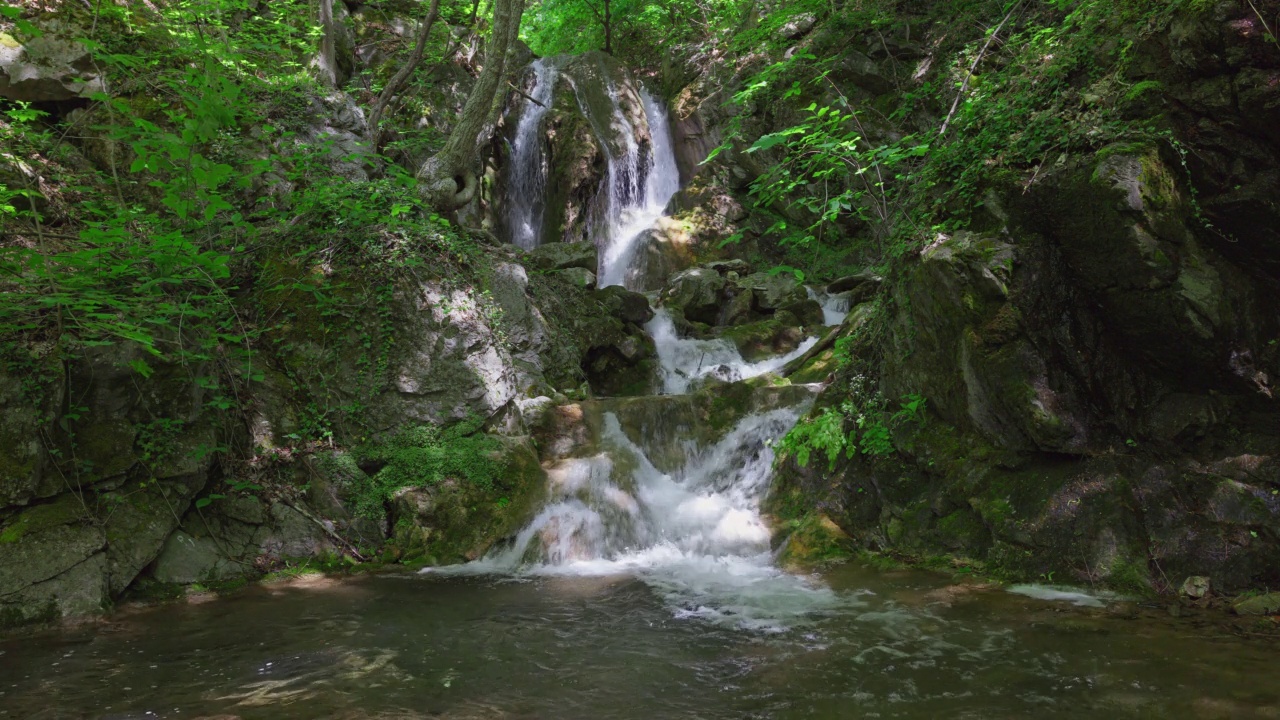 山瀑布,小溪。林间流水视频素材