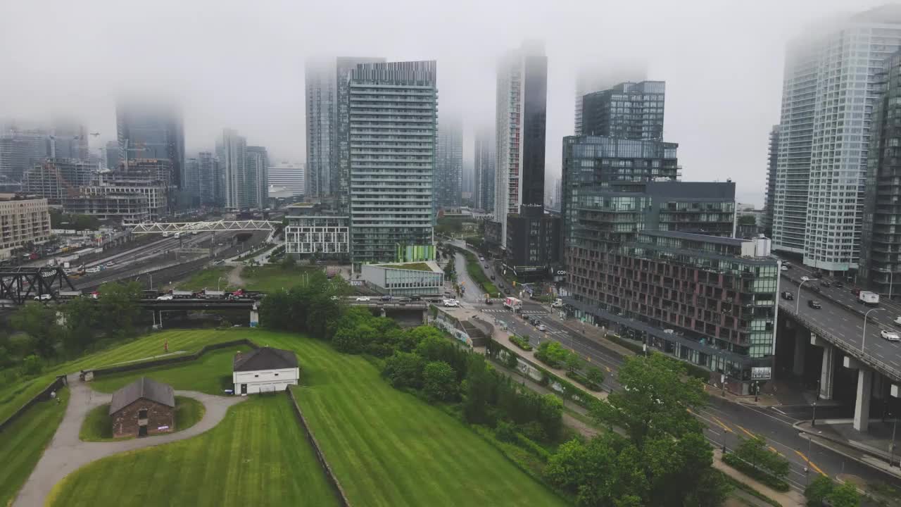 鸟瞰多伦多雾蒙蒙的一天视频素材