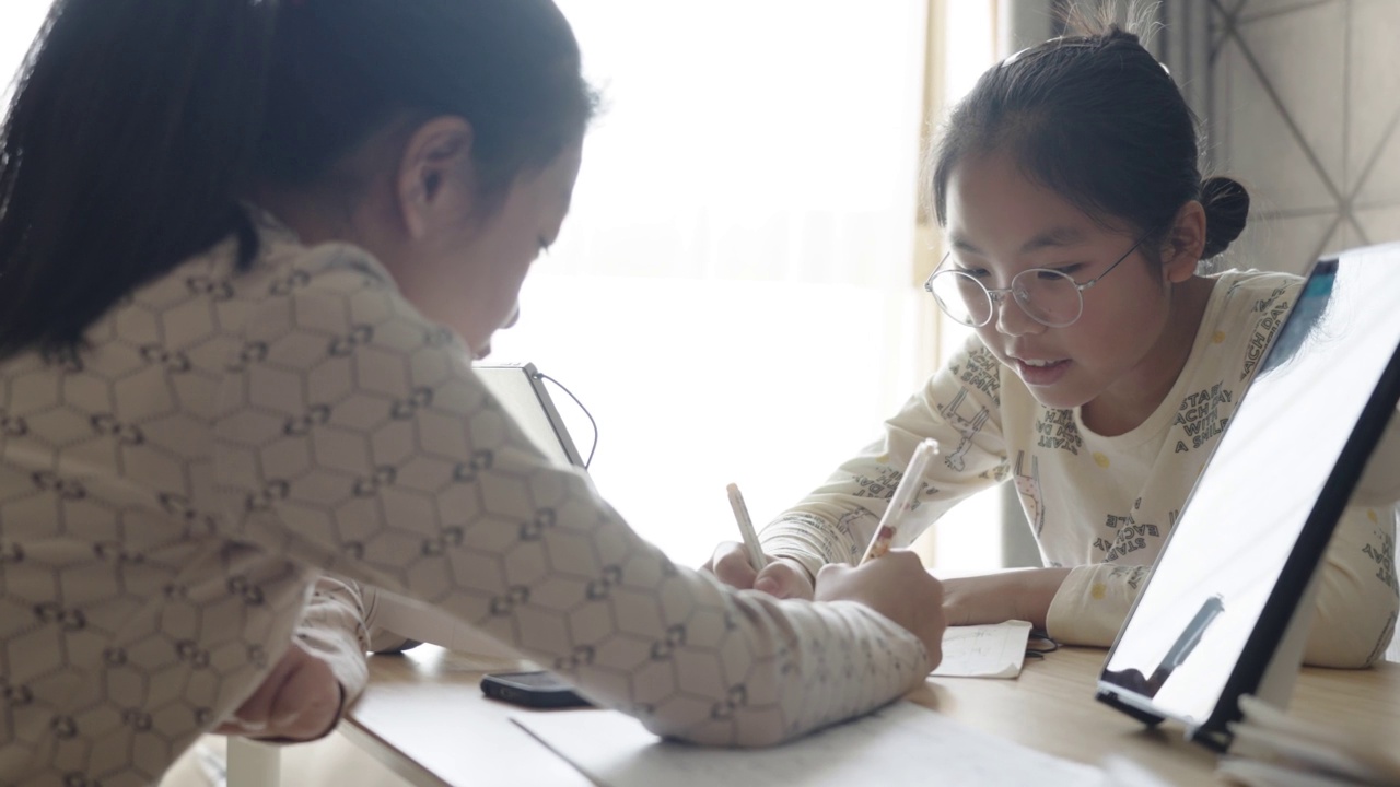 十几岁的女孩在家里学习在线视频课程视频素材