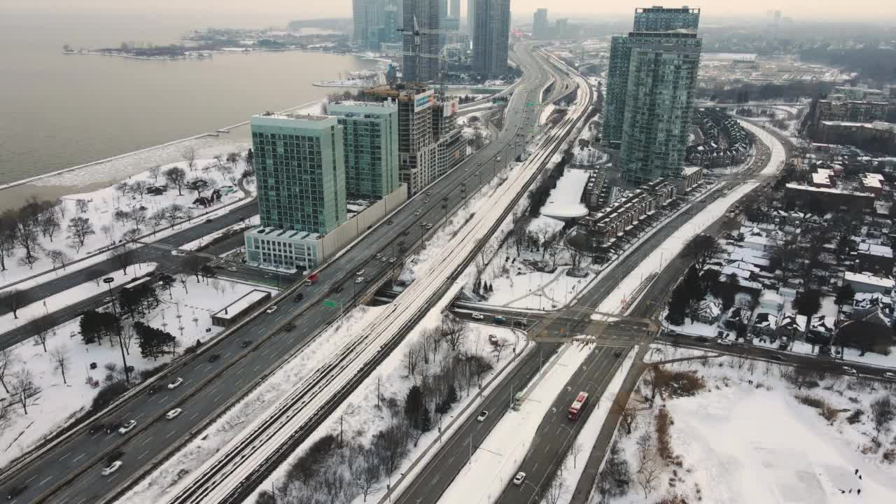 冰封大都市的现代高速公路视频素材