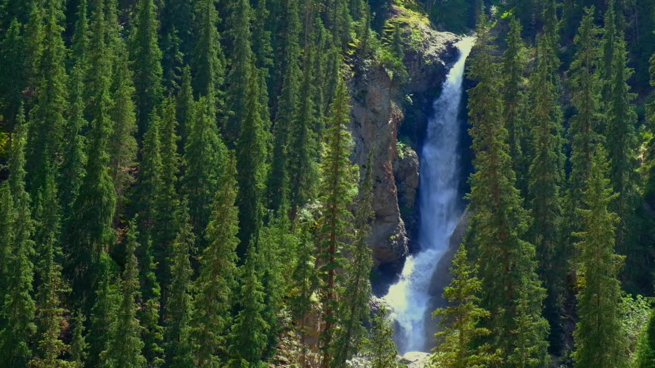 美丽的瀑布在山上与。巴斯昆瀑布-飞溅的香槟。旅游，吉尔吉斯斯坦旅游概念。风景优美的背景。视频素材