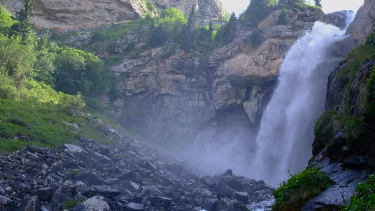 美丽的瀑布在山上与。巴斯昆瀑布-飞溅的香槟。旅游，吉尔吉斯斯坦旅游概念。风景优美的背景。视频下载