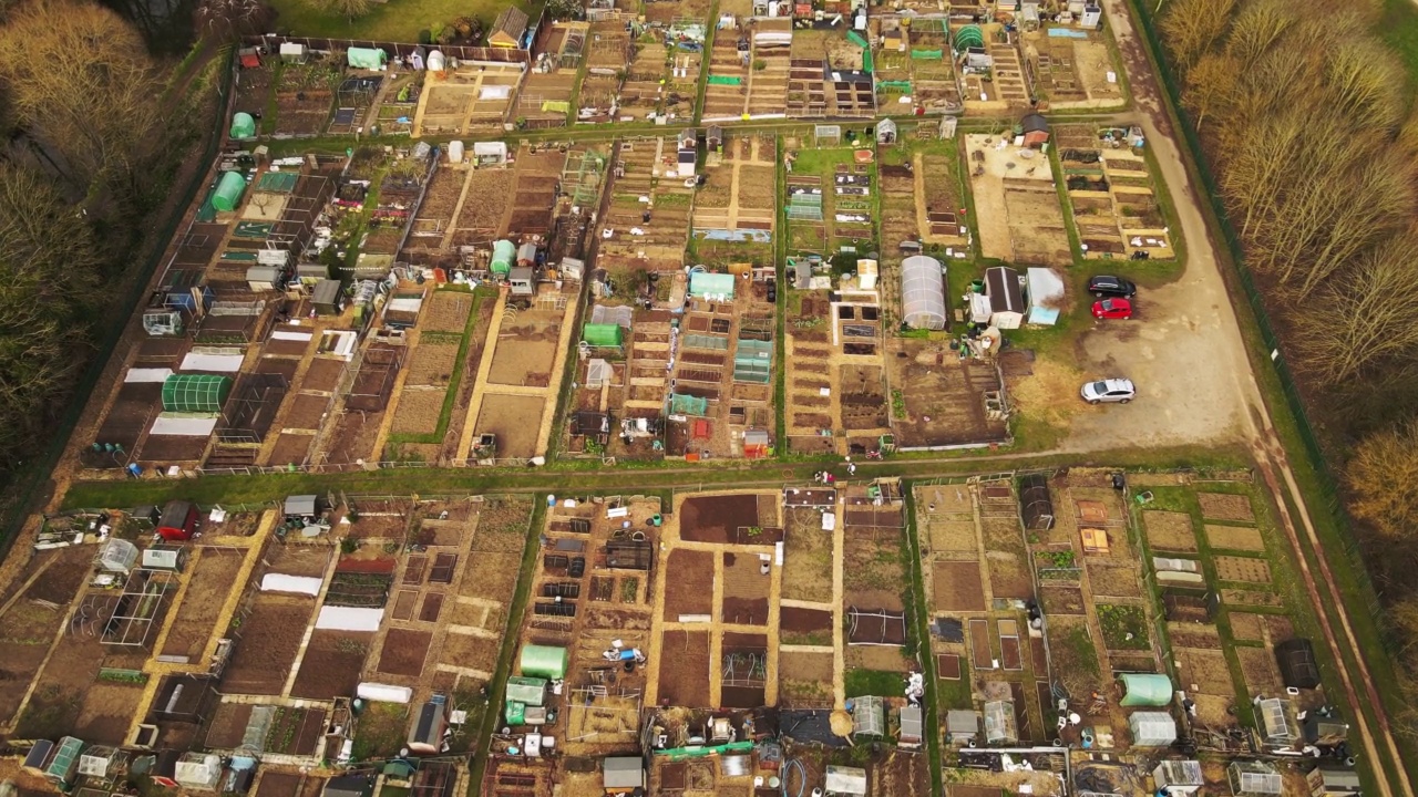 空中盘旋在英国的城市地块和菜地上视频素材