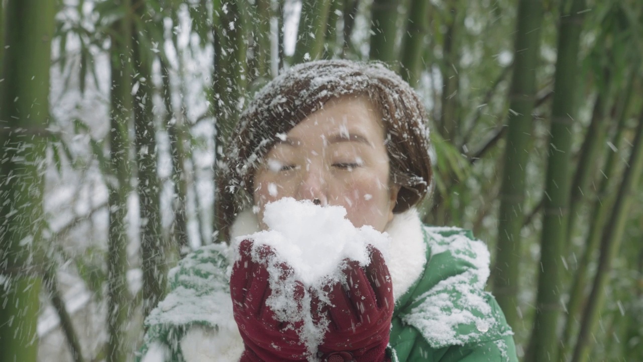 女人把雪吹向空中视频素材