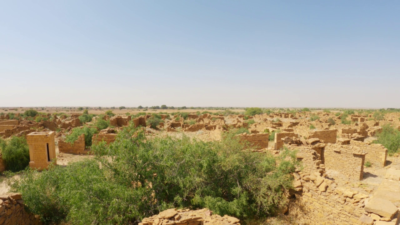 印度拉贾斯坦邦Jaisalmer附近废弃的Kuldhara村的4K镜头。拍摄闹鬼的Kuldhara村的旧废墟。古老文明的村落废墟。视频素材