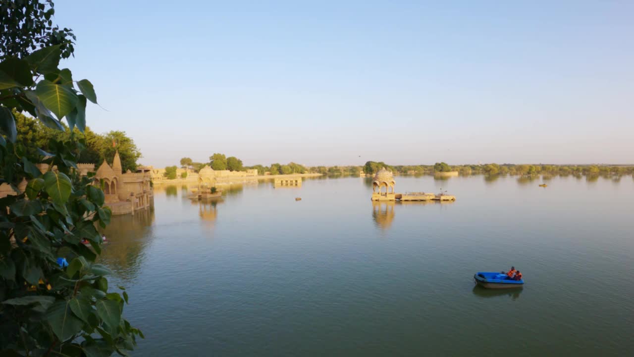 印度拉贾斯坦邦Jaisalmer的加迪萨尔湖，用4K广角拍摄，Chhatri在湖中央。夕阳下恰特里亭在湖水中的倒影。视频素材