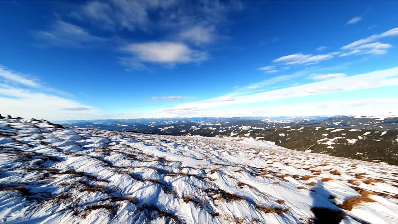 在奥地利卡林西亚和斯蒂里亚的拉万塔尔阿尔卑斯山，冬季积雪覆盖的高山草地上的一条徒步小路。高原地形在山区。冬季仙境。自由的概念。户外活动视频素材