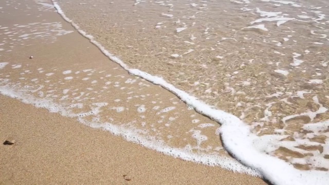 海水的泡沫在沙滩上视频素材