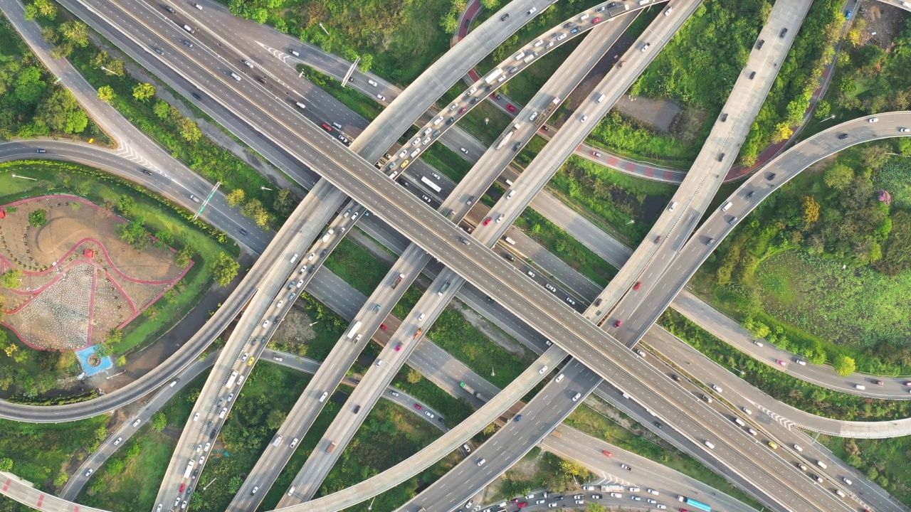 高速公路，十字路口的鸟瞰图。视频素材