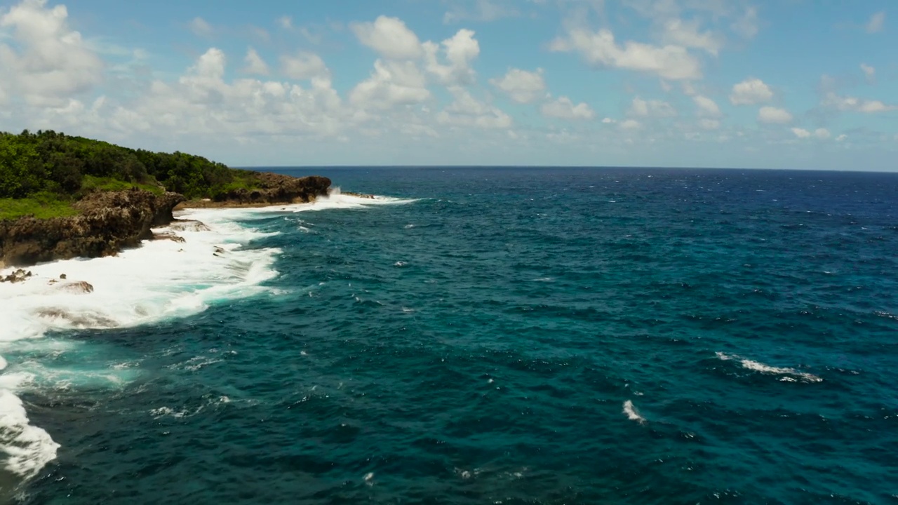 海浪拍打着海岸视频素材