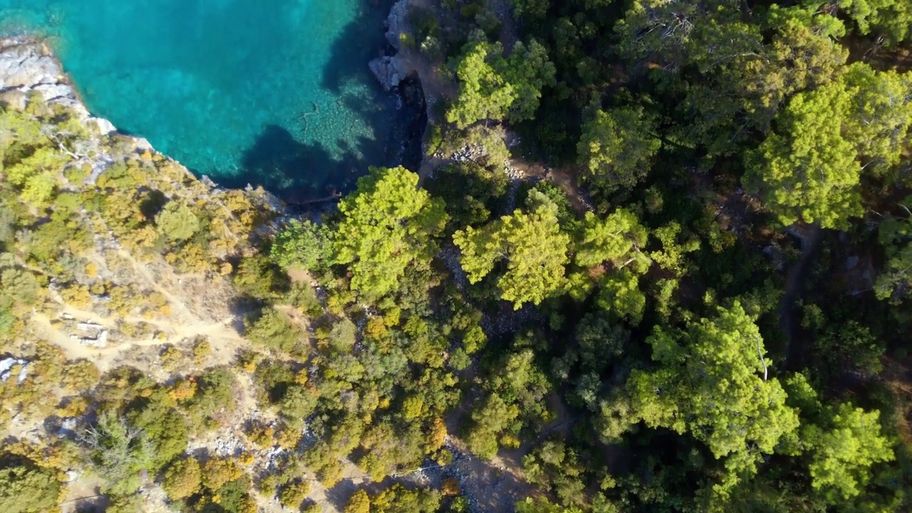 航拍游艇在海湾的海上。视频素材