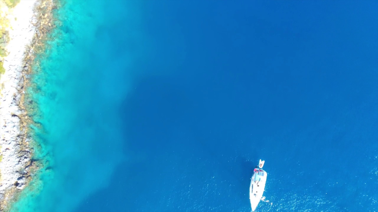 帆船停泊在清澈碧绿的海湾里视频素材