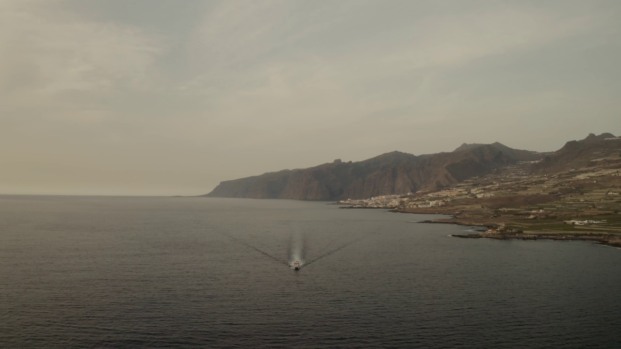 沿着西班牙特内里费岛海岸航行视频素材