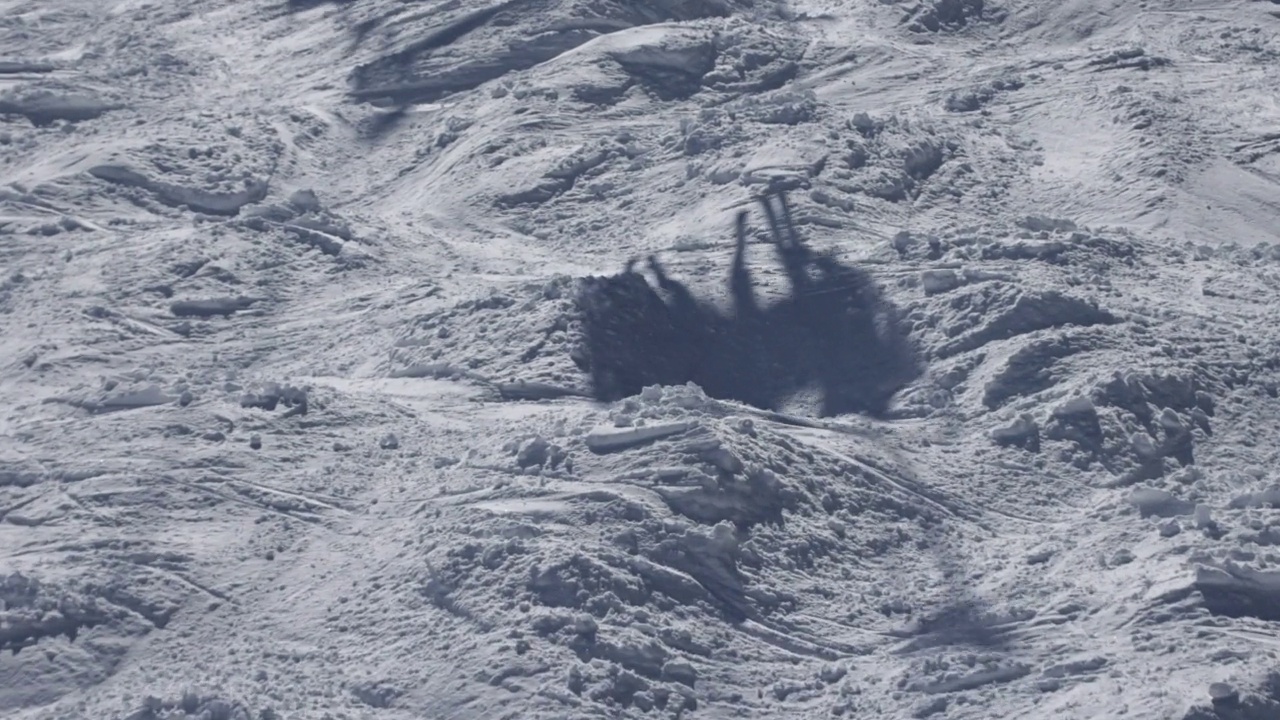 户外冬季运动高年级高山滑雪视频素材