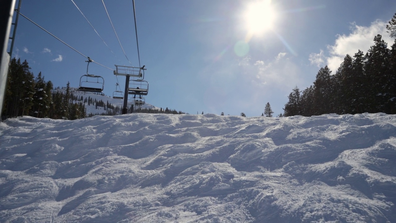 户外冬季运动高年级高山滑雪视频素材