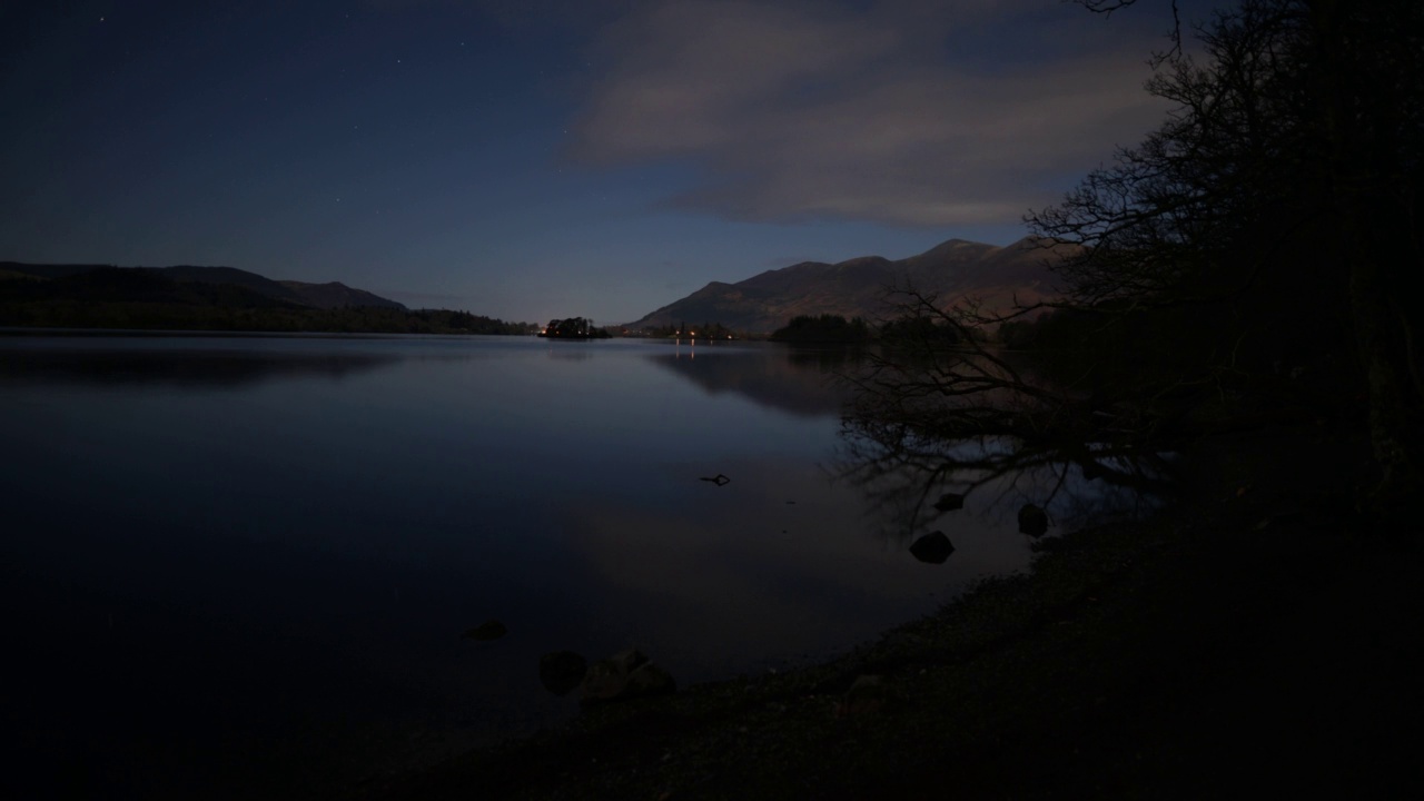 在一个月色皎皎的夜晚，英国湖区的Derwentwater的时间流逝。视频素材